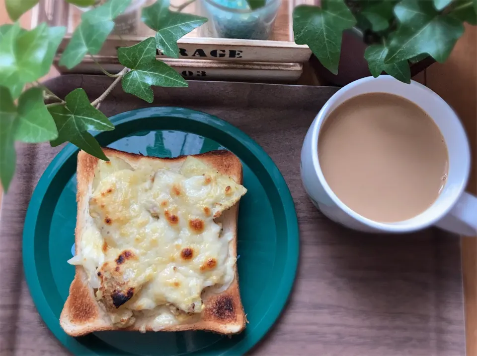 ポテサラチーズトースト🥪🧀カフェラテ𖠚ᐝ|gunlove❤さん