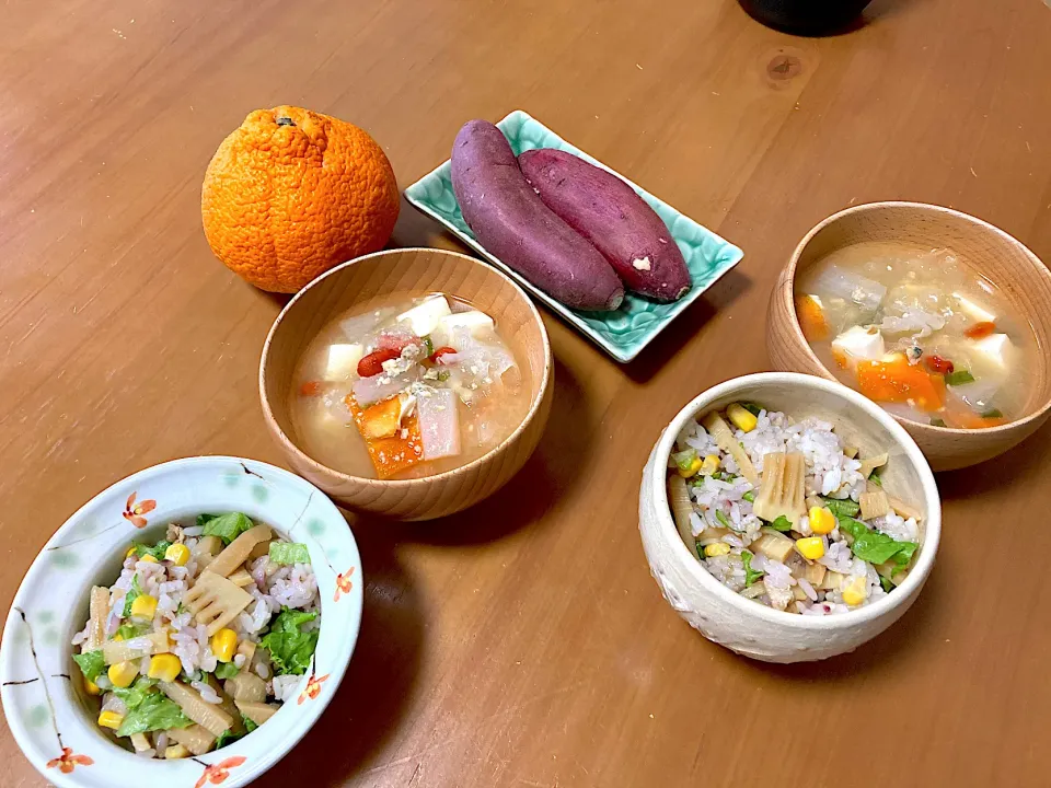 筍のお寿司、潤いお味噌汁、焼き芋🍠、デコポン🤍5/3朝ごはん|さくたえさん