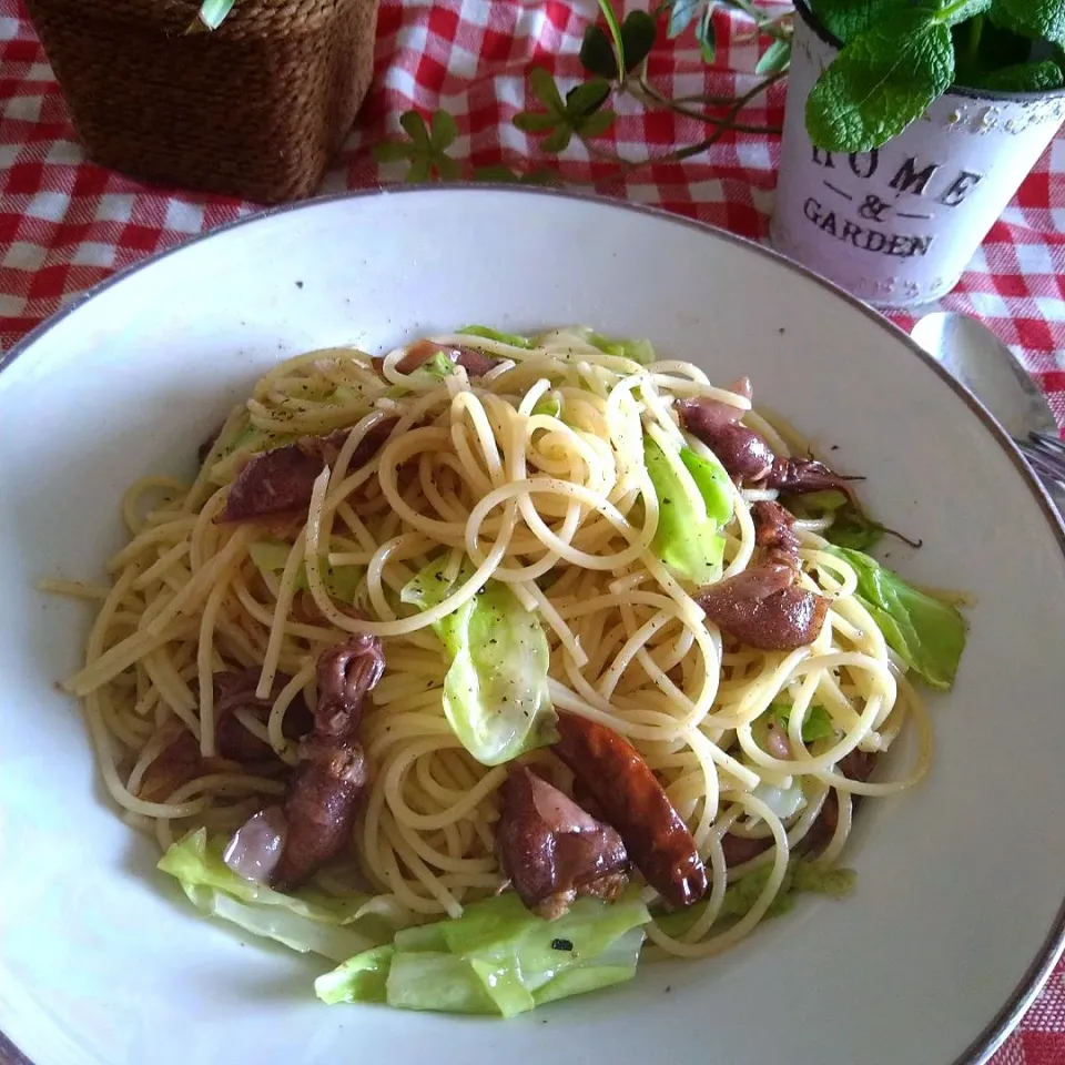 Snapdishの料理写真:ホタルイカのオイル漬けと春キャベツのパスタ🦑🌶|とまと🍅さん