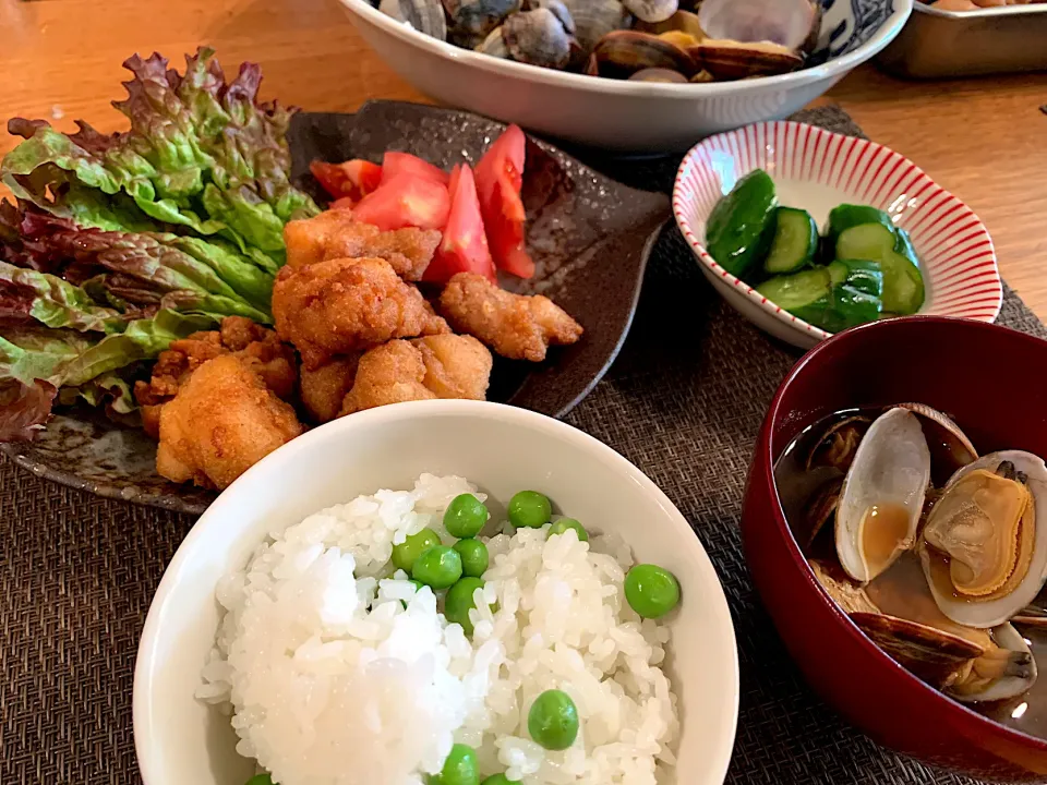 Snapdishの料理写真:豆ごはんにあさり✨春の食材。鶏唐揚げ、豆ごはん、あさりの味噌汁、あさりの酒蒸し|いちごさん