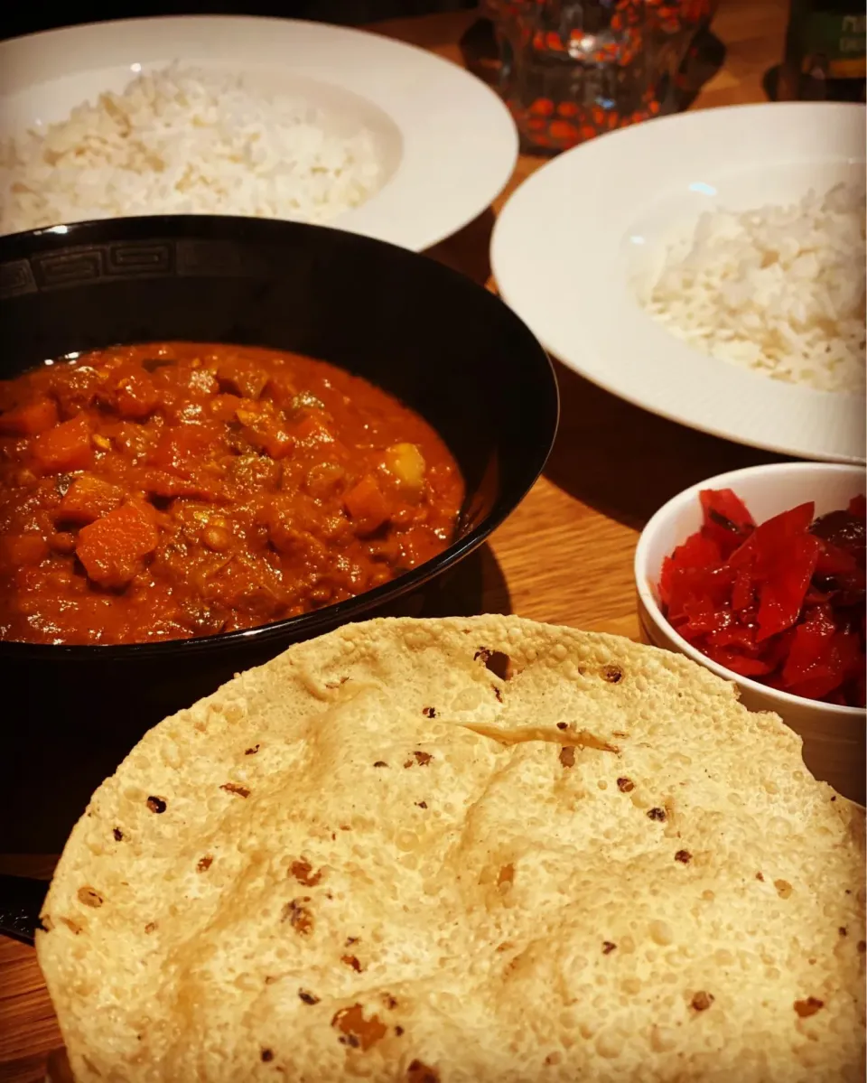 Dinner ! Dinner ! 
Indian Tonight 
Hot & Spicy lentil & Vegetable Curry 🍛 
With Steamed Rice & Poppadoms #indian #curry #hot #chefemanuel #ilovecooking|Emanuel Hayashiさん