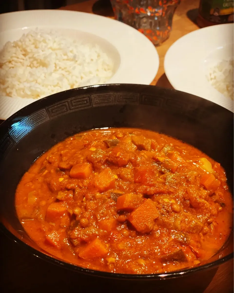 Dinner ! Dinner ! 
Indian Tonight 
Hot & Spicy lentil & Vegetable Curry 🍛 
With Steamed Rice & Poppadoms #indian #curry #hot #chefemanuel #ilovecooking|Emanuel Hayashiさん