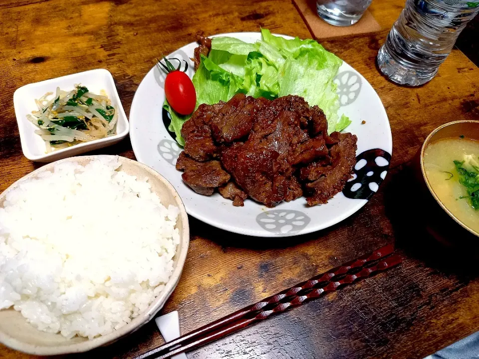 ・焼肉
・もやしとニラのナムル
・玉ねぎと揚げのみそ汁|ちりさん