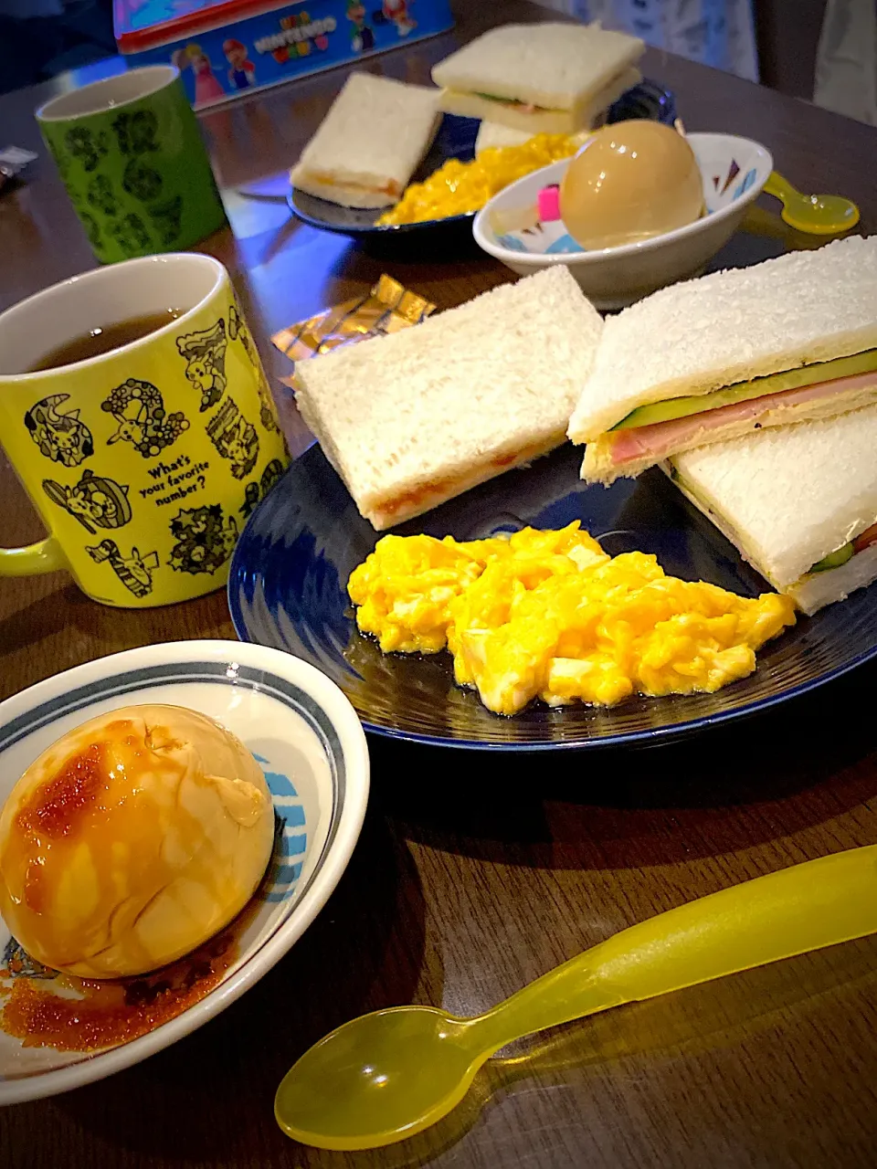 ももハムとキュウリのサンドイッチ🥪🥒　苺&リリコイバターサンド🍓　スクランブルエッグ　カラメルプリン🍮　コーヒー☕️|ch＊K*∀o(^^*)♪さん