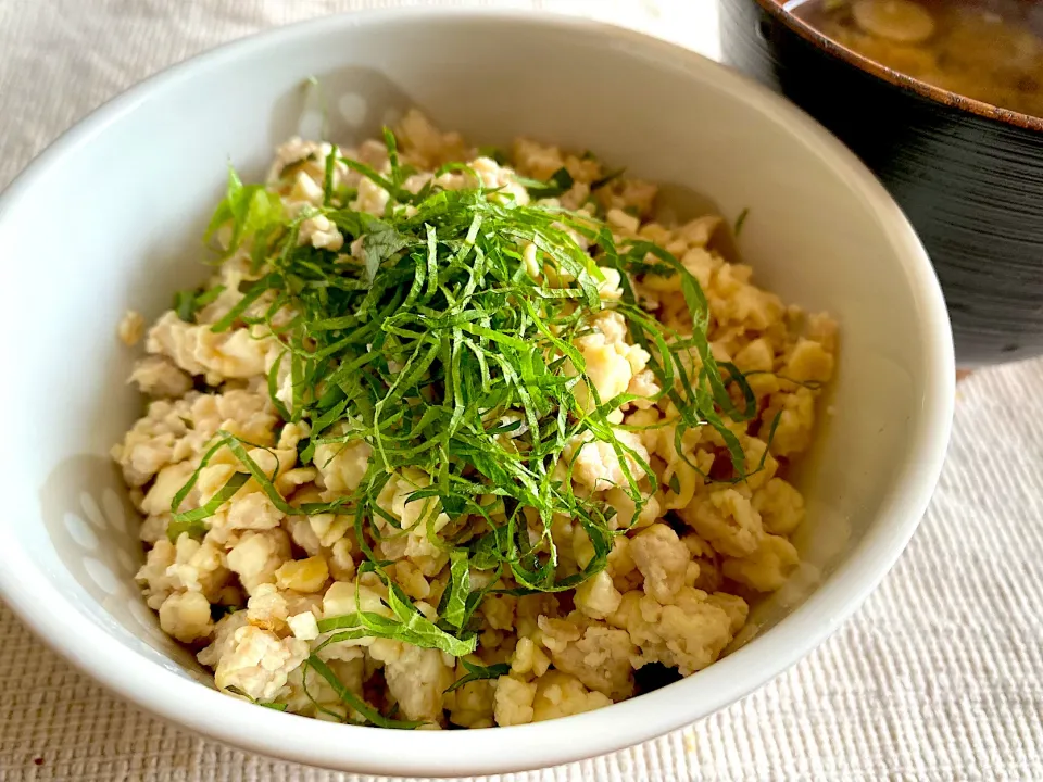 鶏のうまみ凝縮！パラパラくずし豆腐の塩そぼろ丼|Hiropanさん