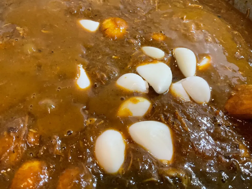 カレーの最終食材は丸ごとニンニク。崩さないように。。。トロッとした食感が楽しみ|Takeshi  Nagakiさん