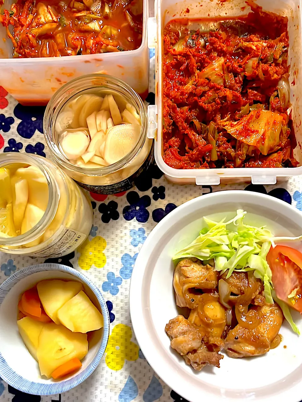 鶏肉の醤油麹漬け焼き　芋🥔煮　漬物色々|4jinoanataさん