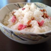 八重桜の花の塩漬けの炊き込みご飯