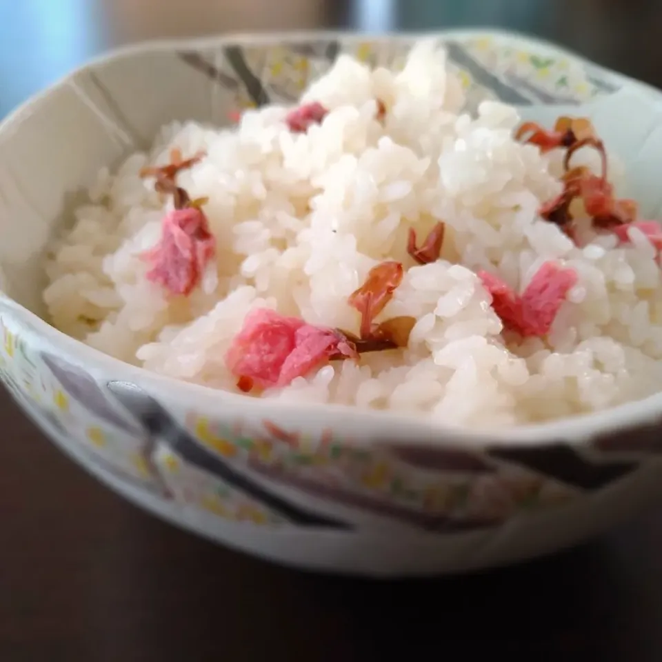 Snapdishの料理写真:八重桜の花の塩漬けの炊き込みご飯|とだともさん