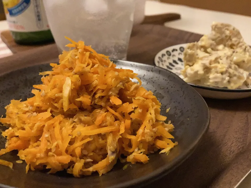 Snapdishの料理写真:人参とツナのきんぴら🥕🐟作り置き🥔|gunlove❤さん