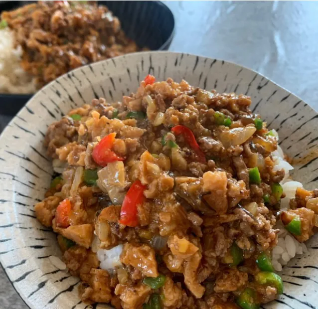 大豆ミートで担々丼！レトルト麺ソースで簡単！|らぴすらずり(らぴ)さん