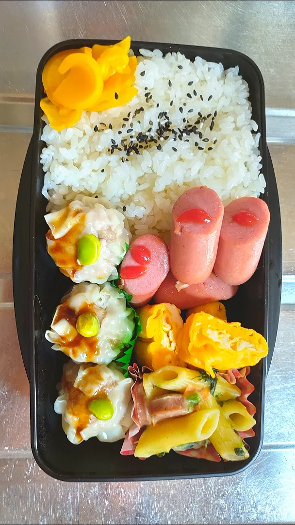 Snapdishの料理写真:旦那弁当　2022/5/6

シュウマイ
ウインナー
玉子焼き
ペンネのクリーム煮|ユキヨメ♪さん