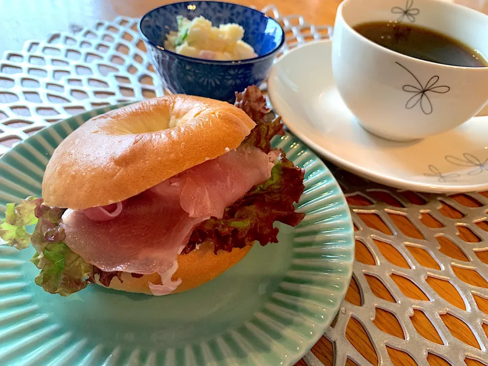 手作りベーグルde生ハムサンド🥯|いちごさん