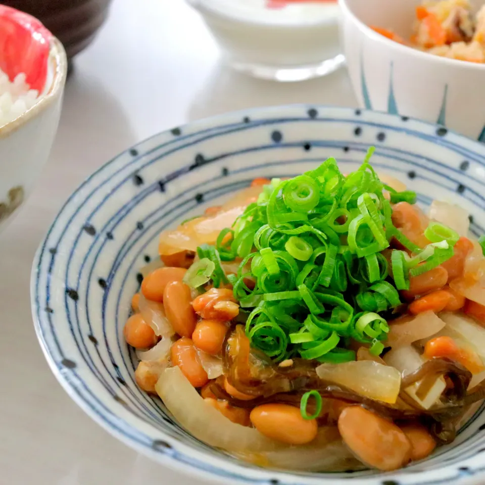 Snapdishの料理写真:玉ねぎの納豆昆布和え|まゆさん