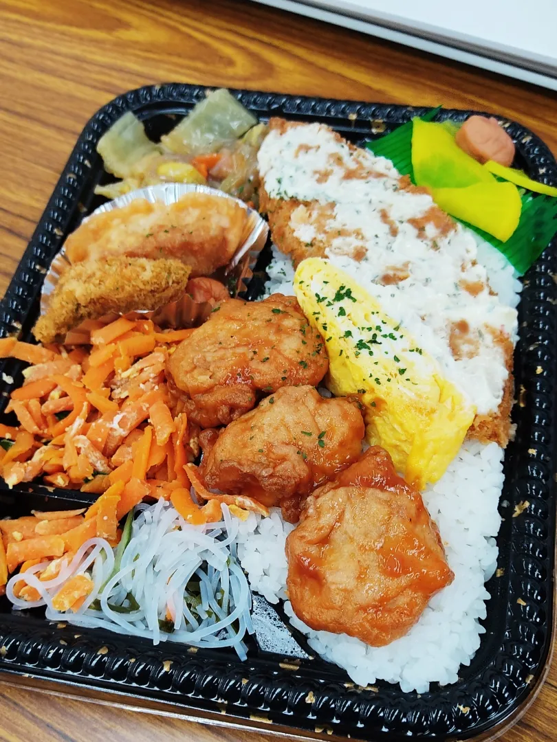 ゆかり弁当のお弁当 450円

沖縄のお弁当は、おいしい、安い、ボリューム満点。
白米を覆い尽くさんばかりのおかず達！
こんなに食べたら、にーぶいかーぶい（とても眠くなる）しちゃうー。|Rピージャーさん