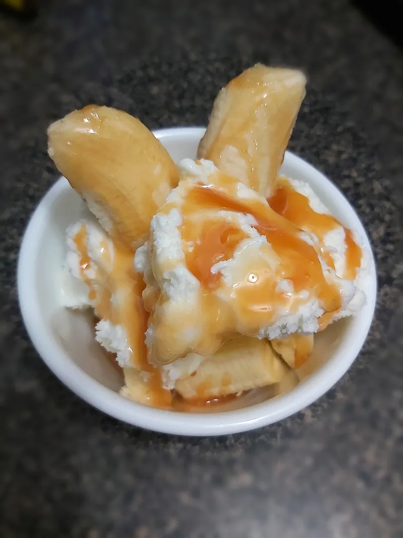 Snapdishの料理写真:BentoFox's dish Frozen Vanilla yogurt, fresh slices of banana 🍌 
topped with caramel sauce 😋|BentoFoxさん