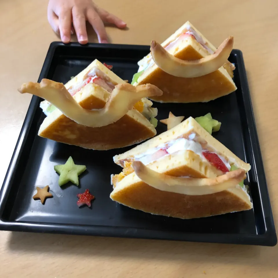 Snapdishの料理写真:2022こどもの日＊兜ワッフル♪♪|みきのキッチン＊*さん