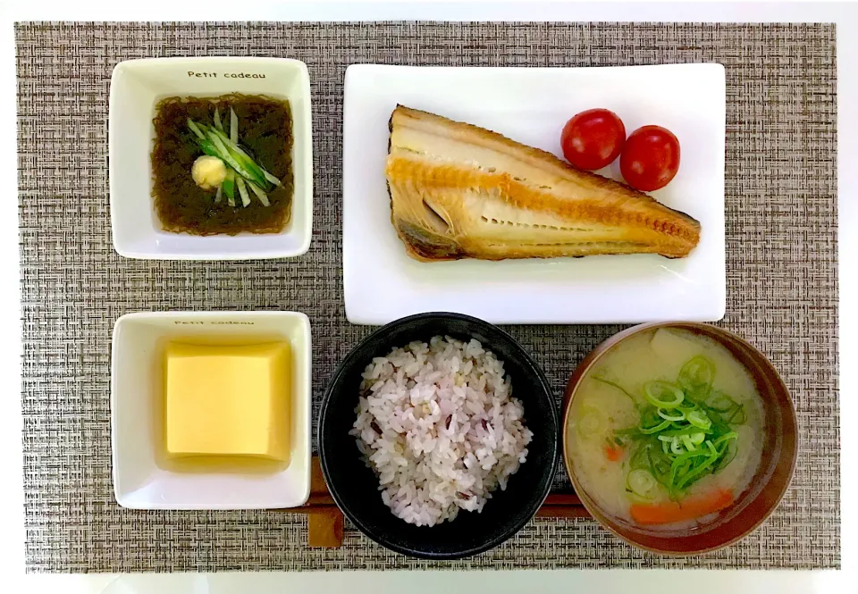 Snapdishの料理写真:ホッケ、もずく酢、卵豆腐、雑穀米、味噌汁|keychanさん