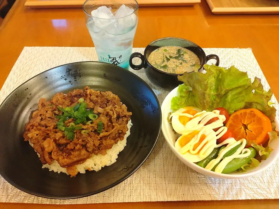 Snapdishの料理写真:☆牛プルコギ丼
☆サラダ
☆ごまワカメスープ
☆翆|chikakoさん