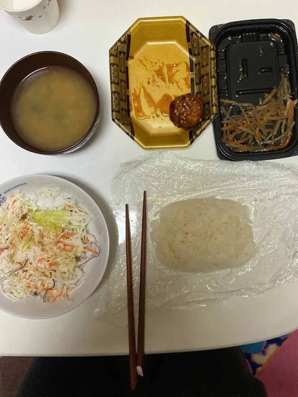 Snapdishの料理写真:お米　サラダ　きんぴらごぼう　肉団子　みそ汁(しじみ)|あいさん