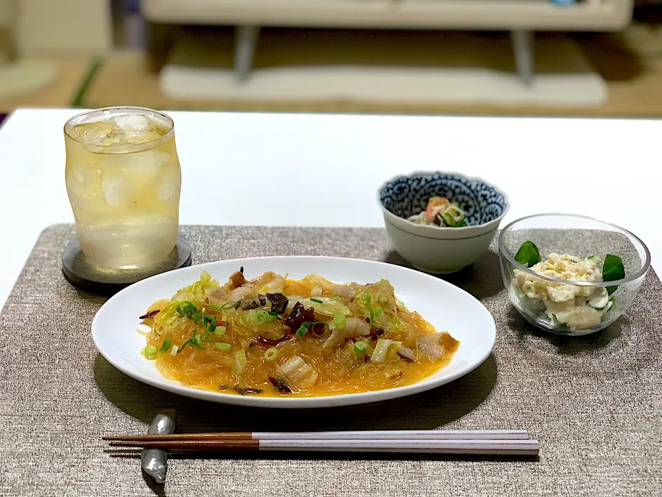 ばんごはん。麻婆春雨、ポテトサラダ、胡瓜とカニカマの三杯酢和え。|yukiさん