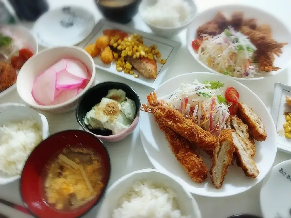 夕食(*^^*)
海老フライ&トンカツ&サラダ🥗
キングサーモンとコーンのバター醤油ソテー
枝豆豆腐
蕪の漬け物
たけのことしいたけの中華スープ|プリン☆さん