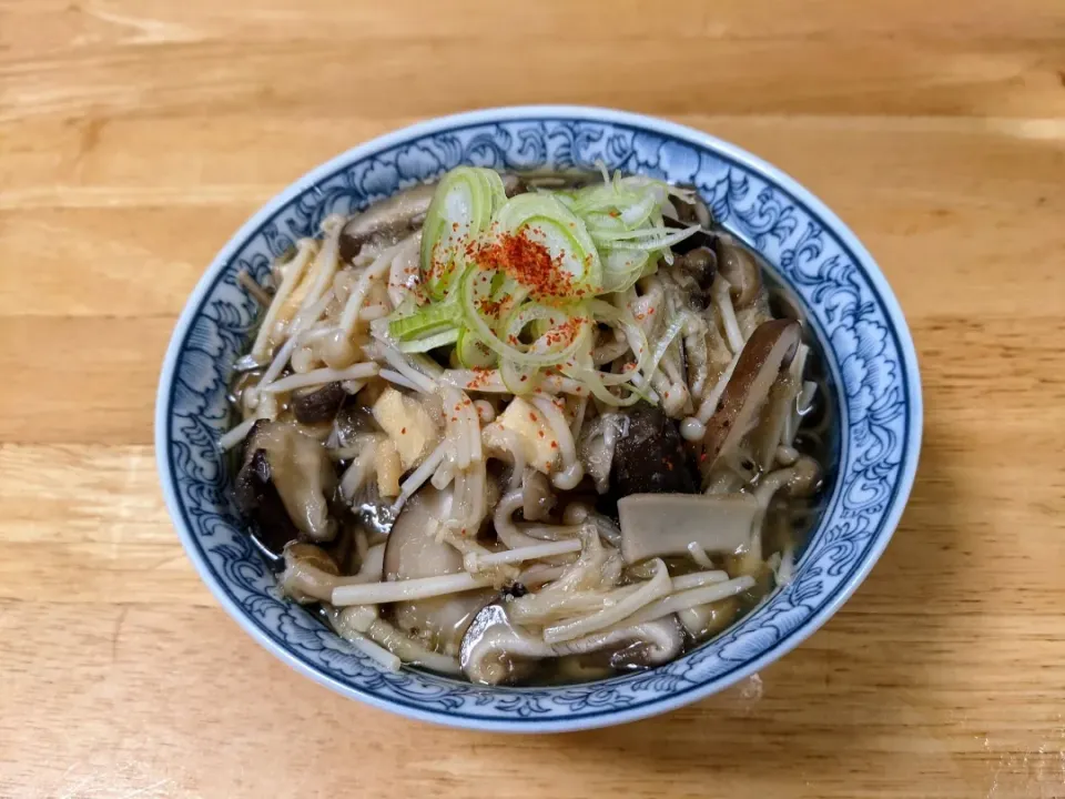 「温かいキノコ蕎麦」です。|トヨシと申します。さん