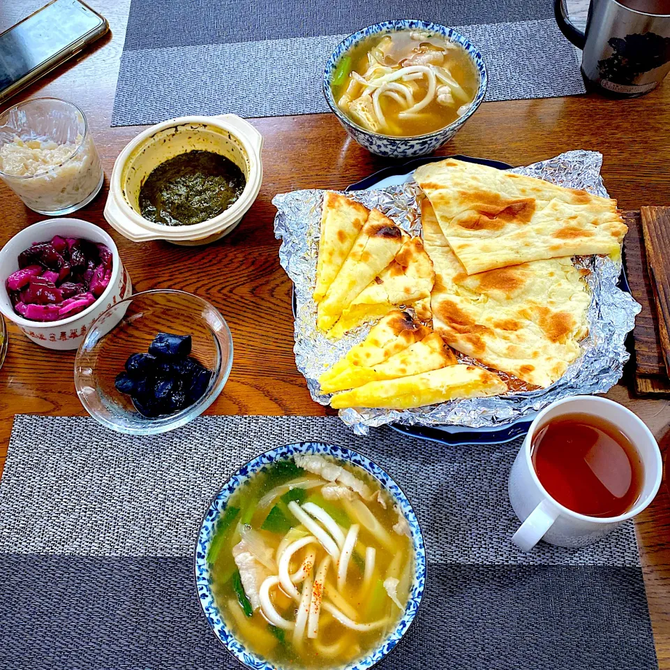 煮込みうどん、ナンとカレー|yakinasuさん