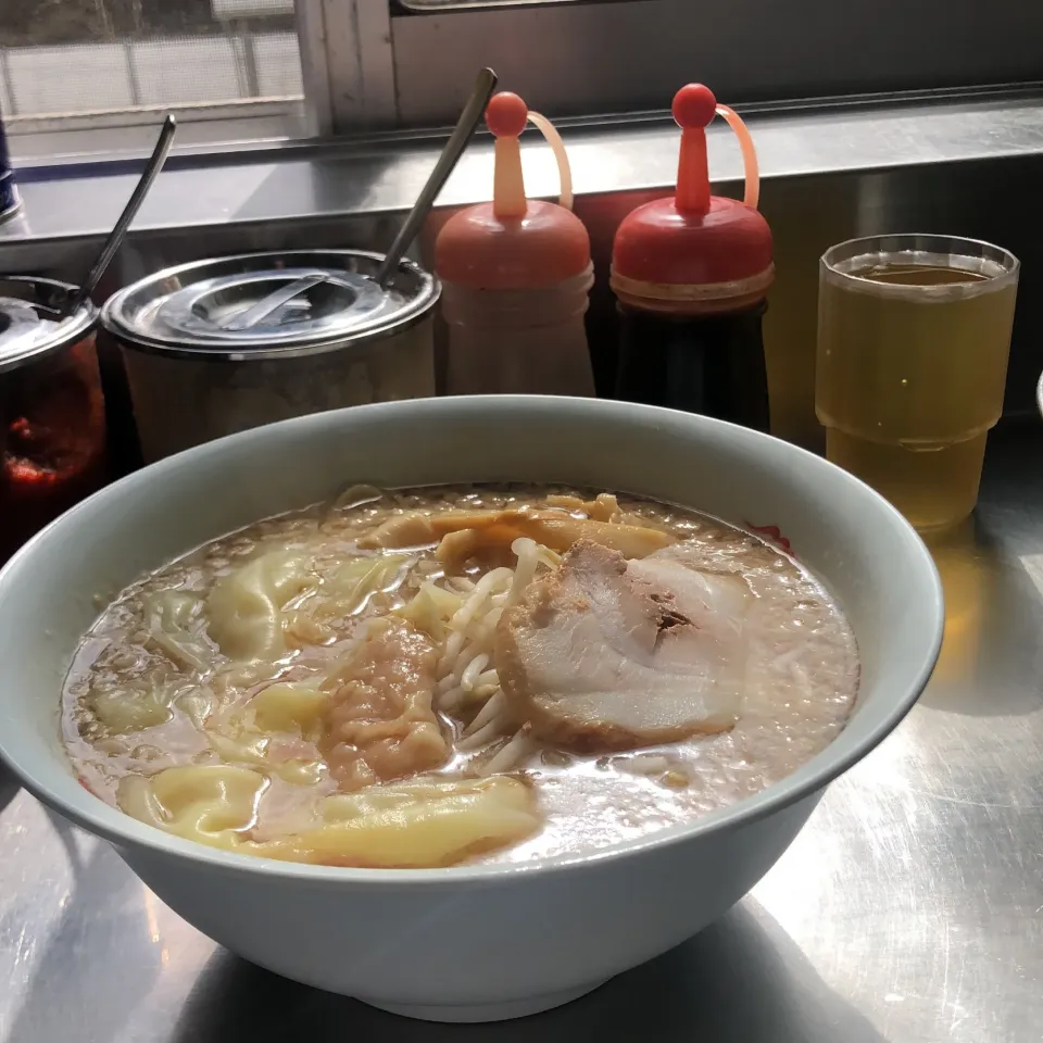 Snapdishの料理写真:＃夜勤明け　＃ワンタンメン　喰らう　＃ホープ軒|Hajime Sakaiさん