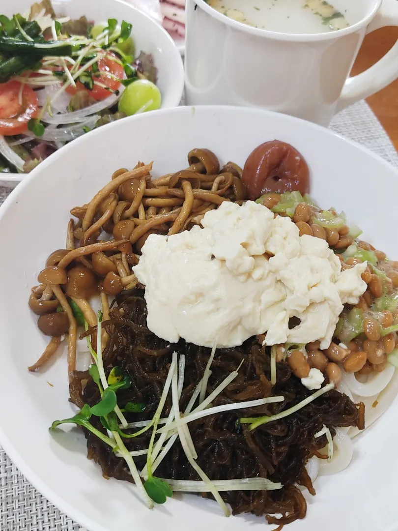 ヌルヌル食材の冷やしうどん

もずく・株なめこ・納豆の少し癖の強い食材に、ゆし豆腐をのっけました。
この後、ぐじゅぐじゅにかき混ぜていただきます。
好きな人と嫌いな人とに分かれる料理なのでしょうね。|Rピージャーさん