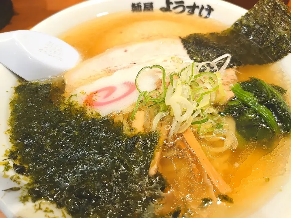 Snapdishの料理写真:【6/13までの期間限定店舗】
佐野ラーメン 麺屋ようすけ
東京ラーメンストリート店
醤油ラーメン(870円)
＋ばらのり(100円)
＋ライス(150円)
@東京1分
22099|大脇さん