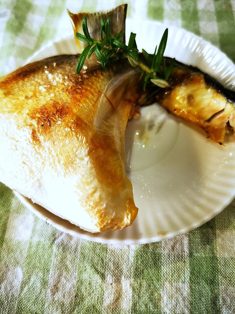 ヒラマサのカマ塩焼き👌グ〜です🥃😀|ペンギンさん