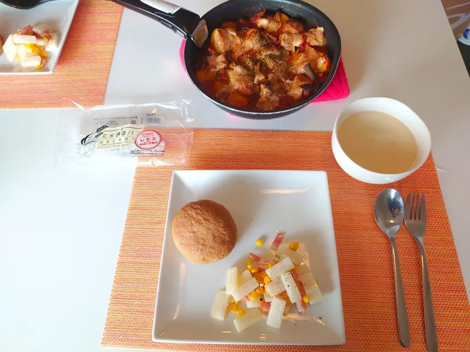 今日の昼食　サバ缶と新じゃがのトマトチーズ焼き、シャトレーゼの玄米まるパン、大根とベーコンの炒めもの、ミルクコンソメスープ|pinknari🐰🌈さん