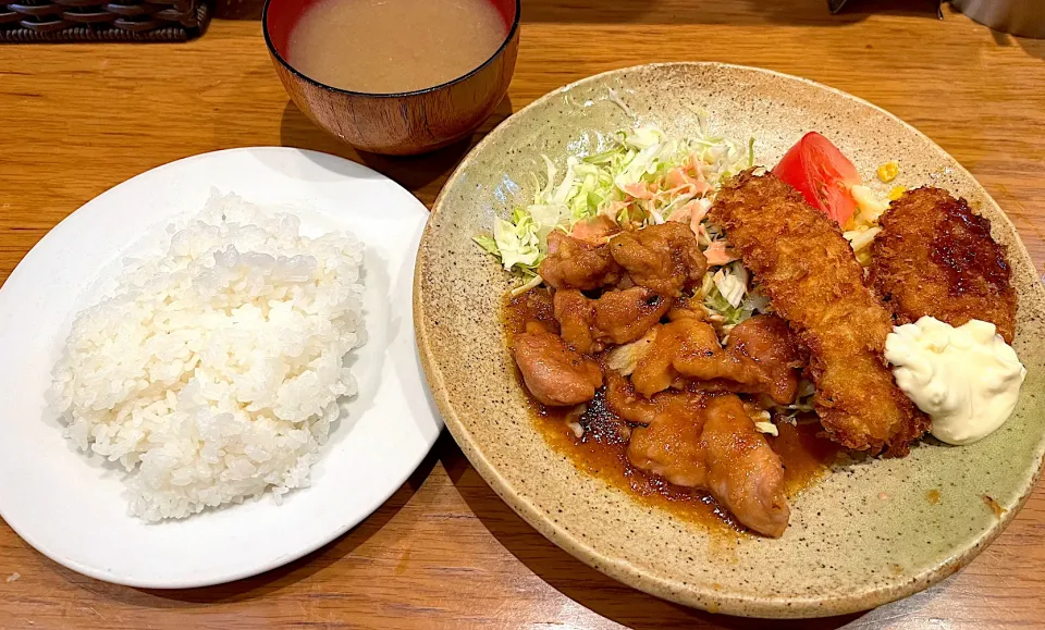 ランチA 蟹クリームコロッケ　生姜焼き　イカフライ　しじみ汁|tadaroさん