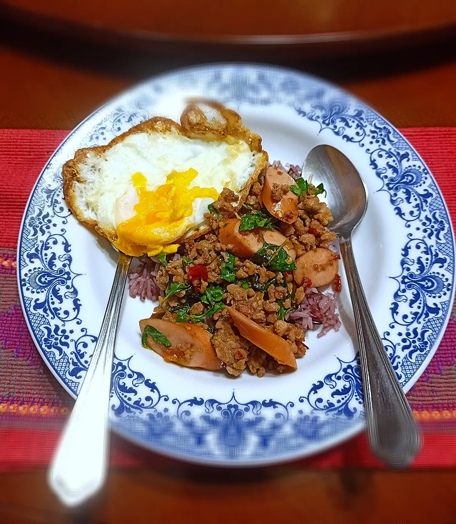 Homemade  Stir-fried Holy Basil w/ Minced Pork + Fried Egg 🐷🍳 
aka (Pad Gaprao Moo) ผัดกะเพราหมูไข่ดาว|An'leeさん