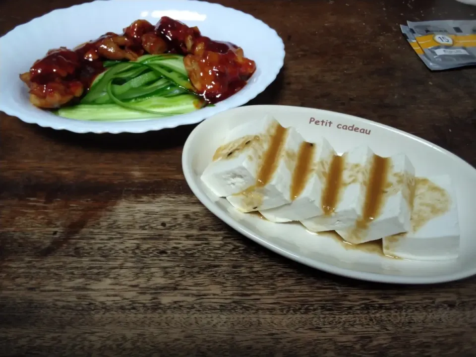 Snapdishの料理写真:揚げないヤンニョムチキン、木綿豆腐の梅と胡麻ノンオイルドレッシングかけ|にんにくと唐辛子が特に好き❤️(元シャリマー)さん