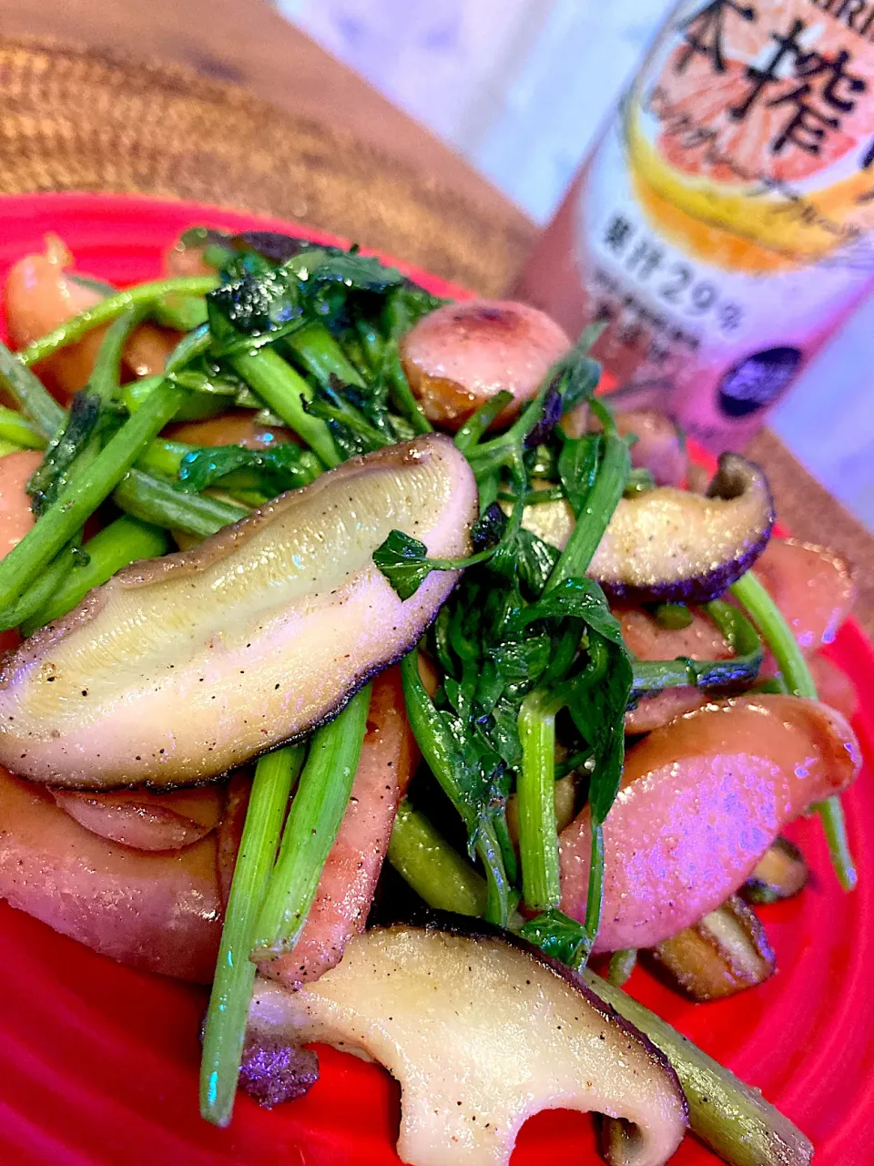 芹と八色椎茸とウインナーの炒め物😋🍻💕✨|アイさん