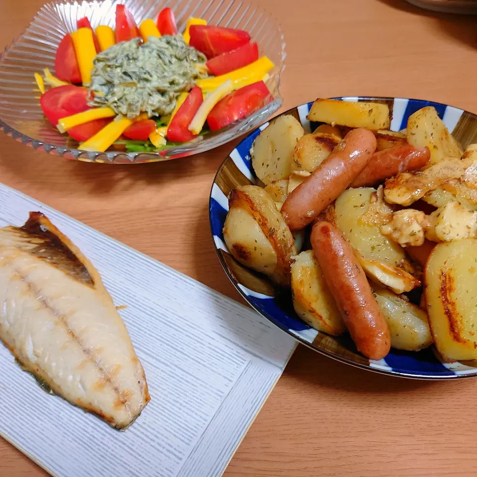 【夜ごはん】
ベビーチーズとウインナーポテト焼き
鯖の塩焼き
サラダ|Rie*さん