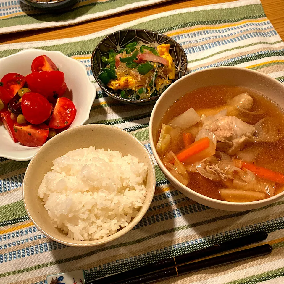 Snapdishの料理写真:鶏と根菜のスープ、ピーマンと春雨炒め、トマトサラダ|ツインうさぎさん