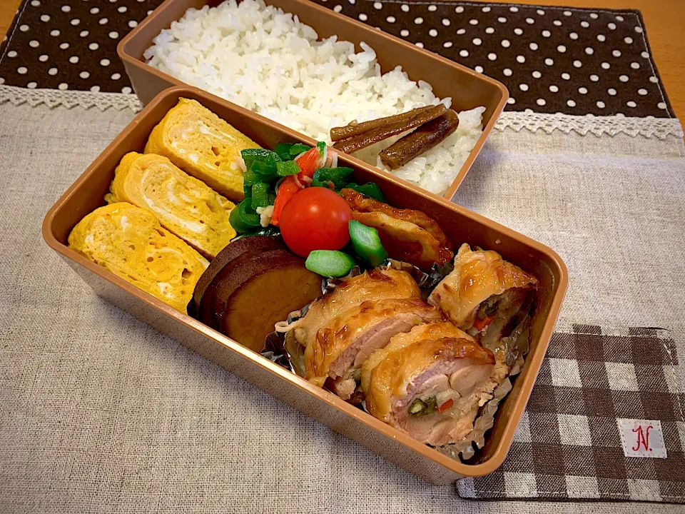 Snapdishの料理写真:チキンロール🐓卵焼き🥚さつまいも甘露煮🍠ピーマンカニカマソテー 🫑ピリ辛蓮根😊アスパラ✨🍅🍚|あやこさん