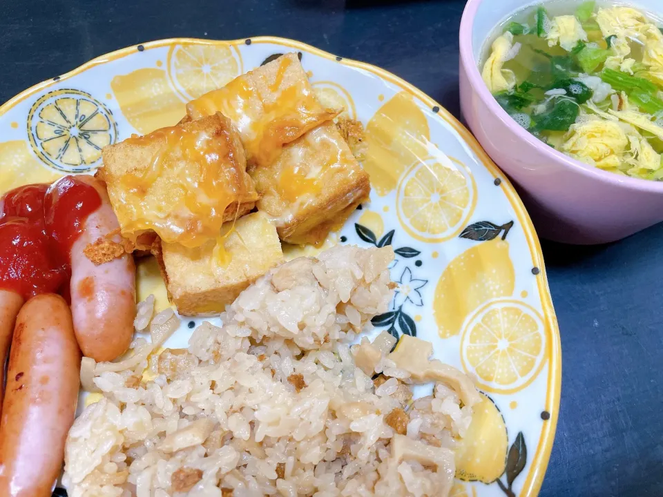 厚揚げチーズ焼き　ウインナー　スープ　筍ごはん|ミホさん