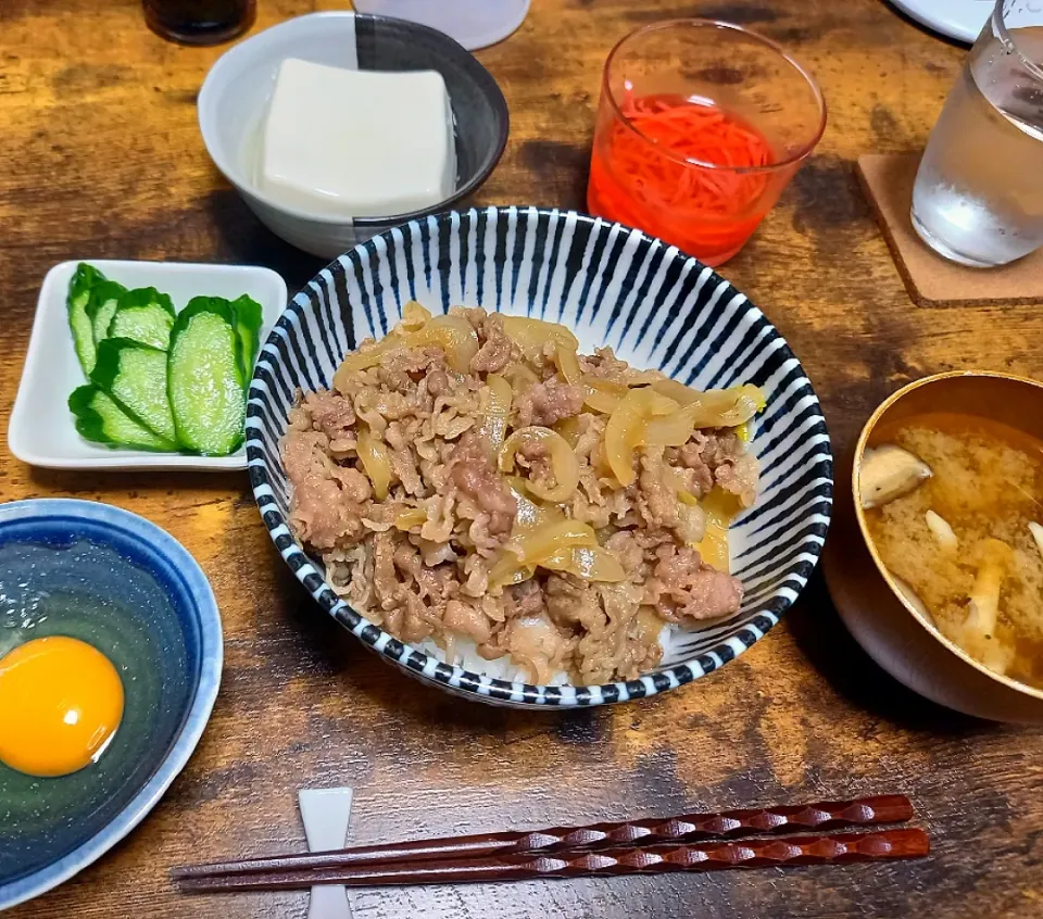 ・牛丼
・冷奴
・きのこのみそ汁|ちりさん