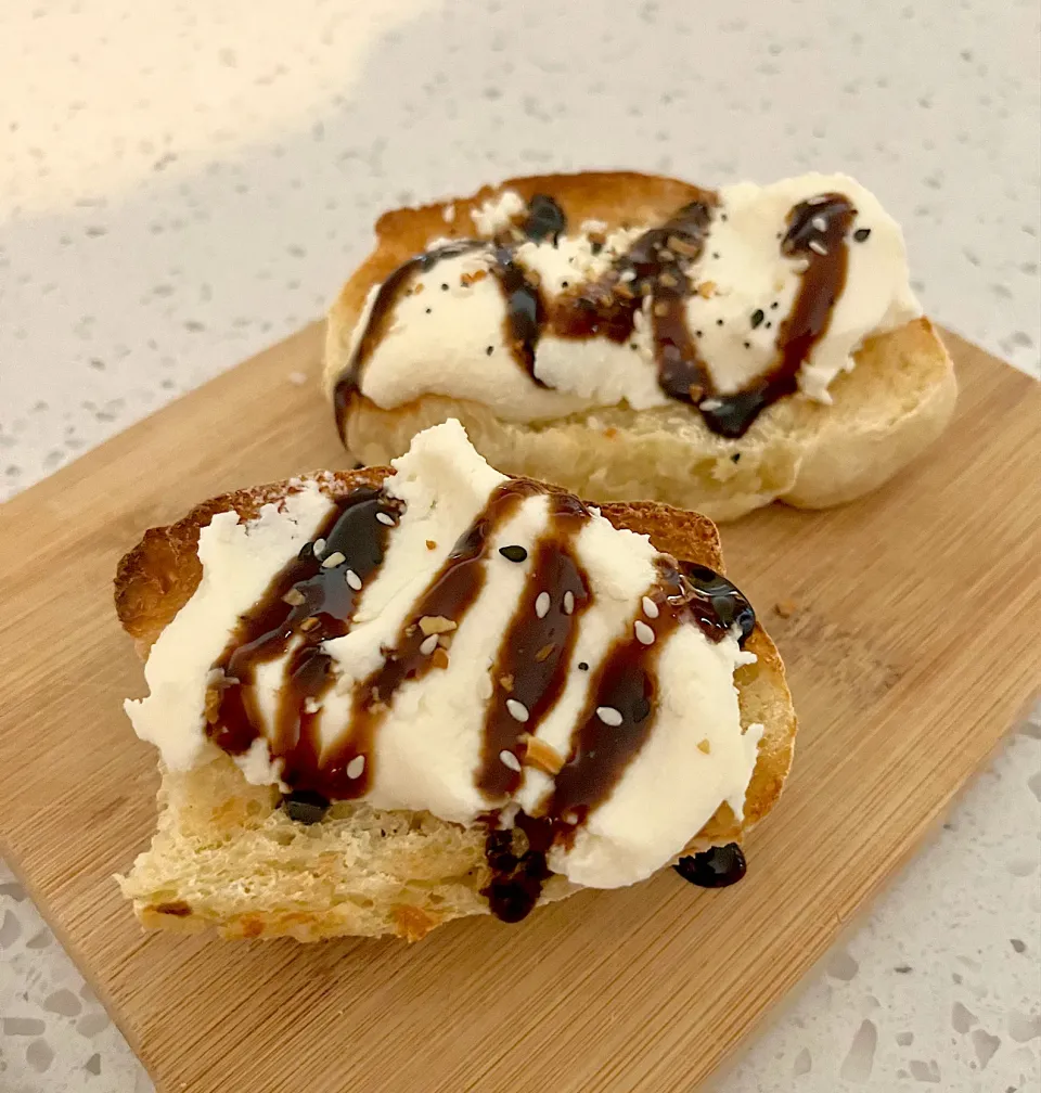 Ricotta cheese toast topped with balsamic glaze , sprinkled with everything bagel seasonings😍 delish|🌺IAnneさん