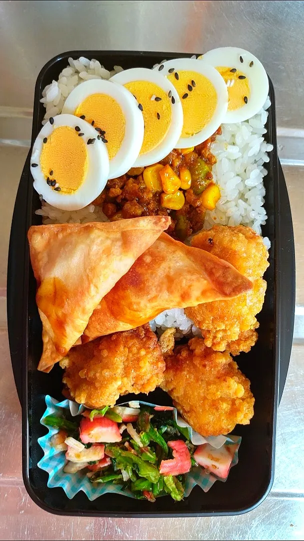 旦那弁当　2022/5/8

ドライカレー
ゆでたまご
三角春巻き
鶏の竜田揚げ
ほうれん草とカニカマのおかか和え|ユキヨメ♪さん