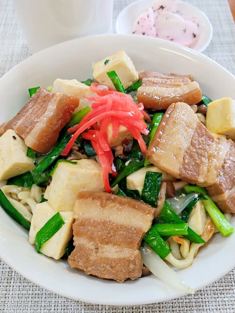 あんかけかた焼き沖縄そば

沖縄そばには植物油脂が含まれているため、フライパンで炒めるといい具合にキツネ色になってくれます。
あとは、その上にのっける具をあんかけにして出来上がり。
焼きそばに島豆腐をのっけてもいいんじゃない！|Rピージャーさん