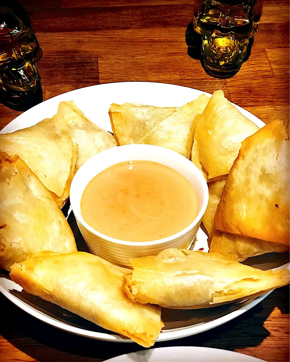 Lunch ! Lunch ! 
Freshly Made Tortilla Hot & Spicy Samosas with Stir Fried Curry Beansprouts Simple easy to make #samosa #curry #homecooking #chefemanuel|Emanuel Hayashiさん