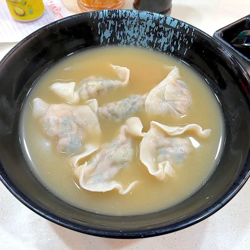 Pork and vegetables dumplings with soup|skyblueさん