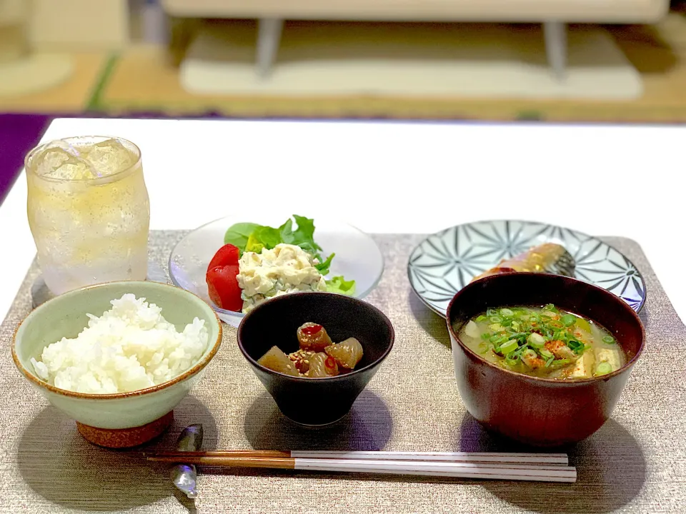 ばんごはん。鯖の塩焼き、蒟蒻甘辛煮、ポテトサラダ、豚汁。|yukiさん