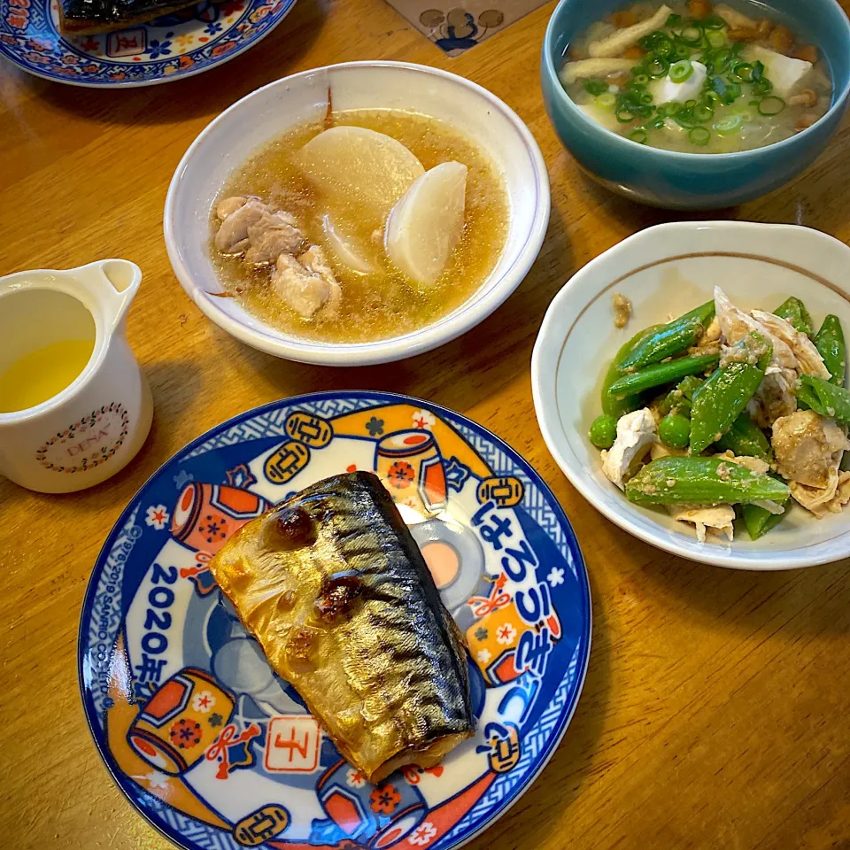 焼き鯖と、蕪と鶏肉の煮物と、鶏ささみとスナップえんどうの胡麻和えと、なめこと白菜と豆腐の味噌汁|もえさん