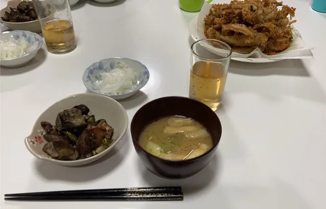 Snapdishの料理写真:晩御飯∩^ω^∩☆レバーの塩焼き（新玉葱、絹さや）☆はたから☆新玉葱のマリネ☆みそ汁（キャベツ、絹さや、揚げ）|Saharaさん